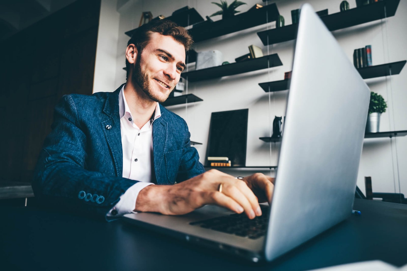 business-man-working-at-office-2021-08-29-01-49-41-utc.jpg