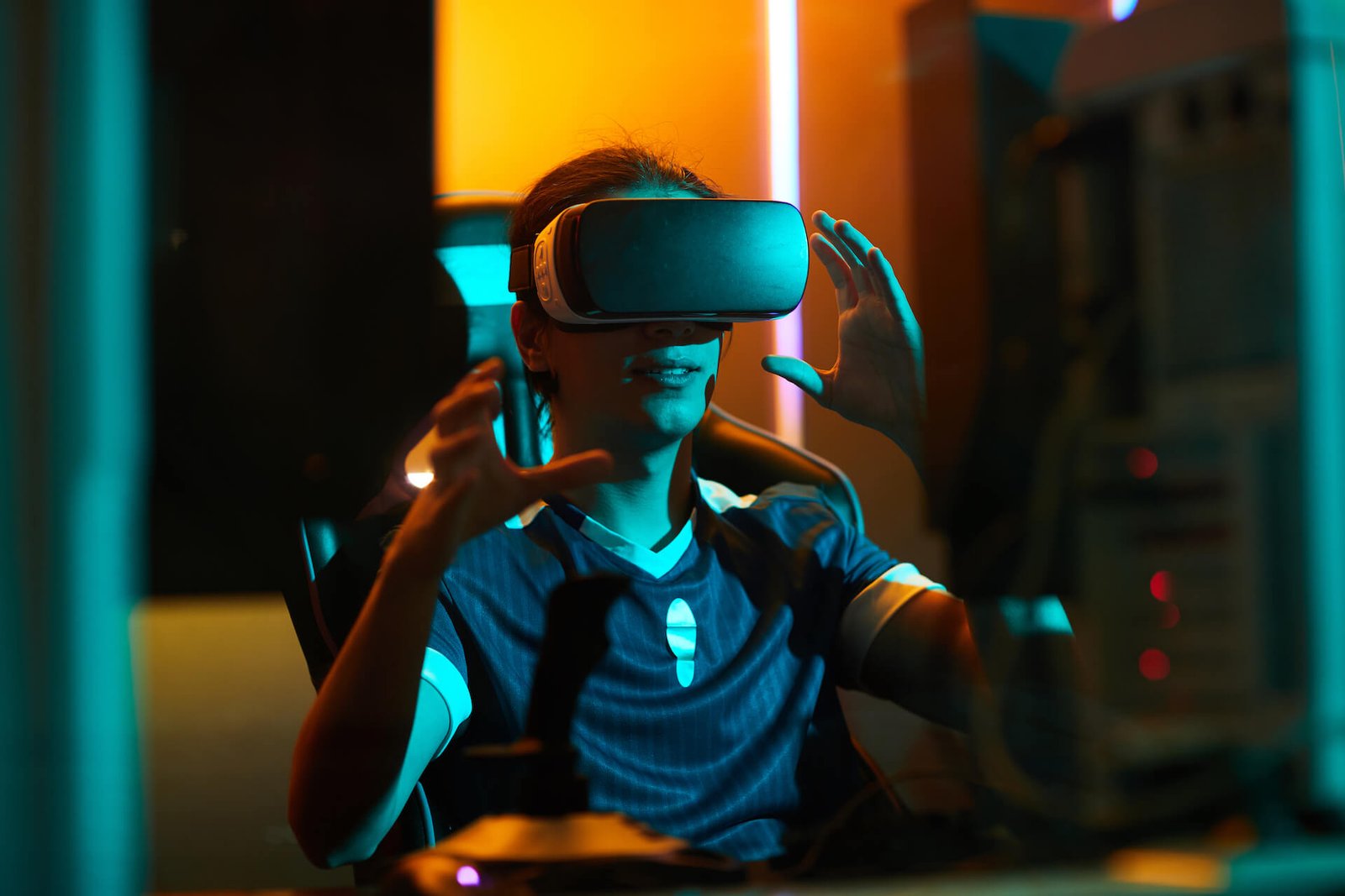 gamer-using-virtual-reality-simulator-2021-09-24-03-53-33-utc.jpg